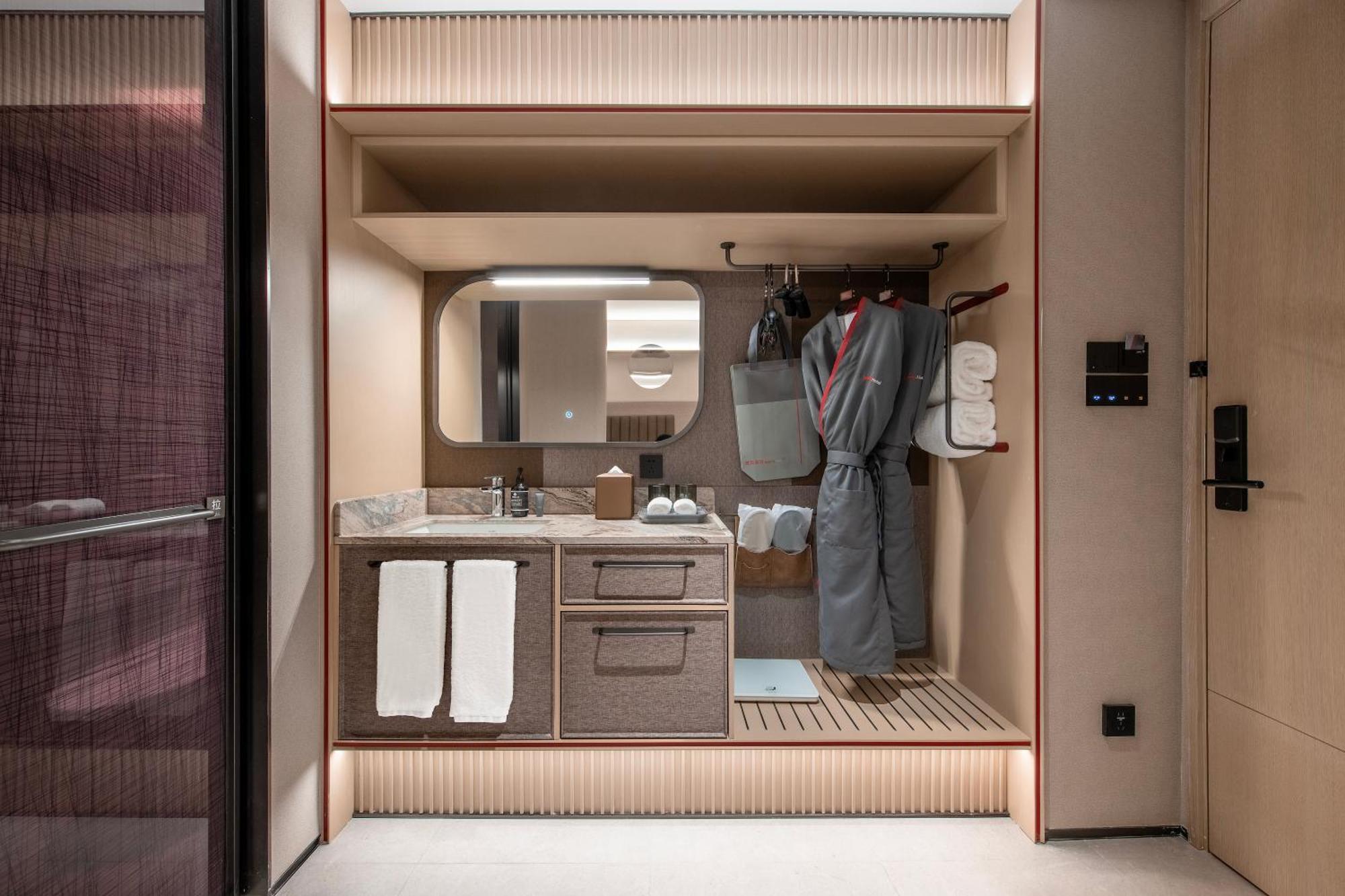 Intercityhotel Hongqiao Airport - Free Minibar For First Night 4*